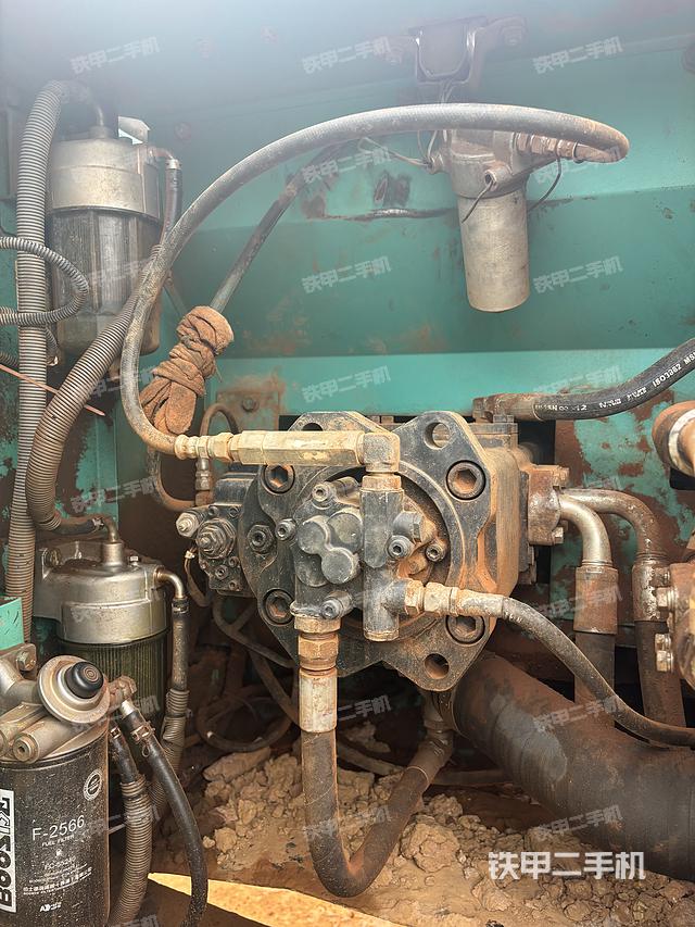 液压泵舱室正面整体（整机外观）