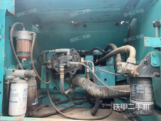 液压泵舱室正面整体(整机外观) 液压泵舱室正面整体(整机外观)