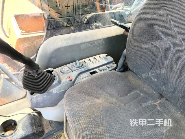 座椅右側(cè)控制臺/鑰匙門/油門/含右手柄(駕駛室部分) 座椅右側(cè)控制臺/鑰匙門/油門/含右手柄(駕駛室部分)