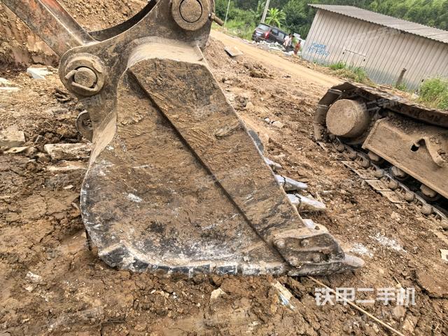 铲斗右后整体(工作和回转装置) 铲斗右后整体(工作和回转装置)