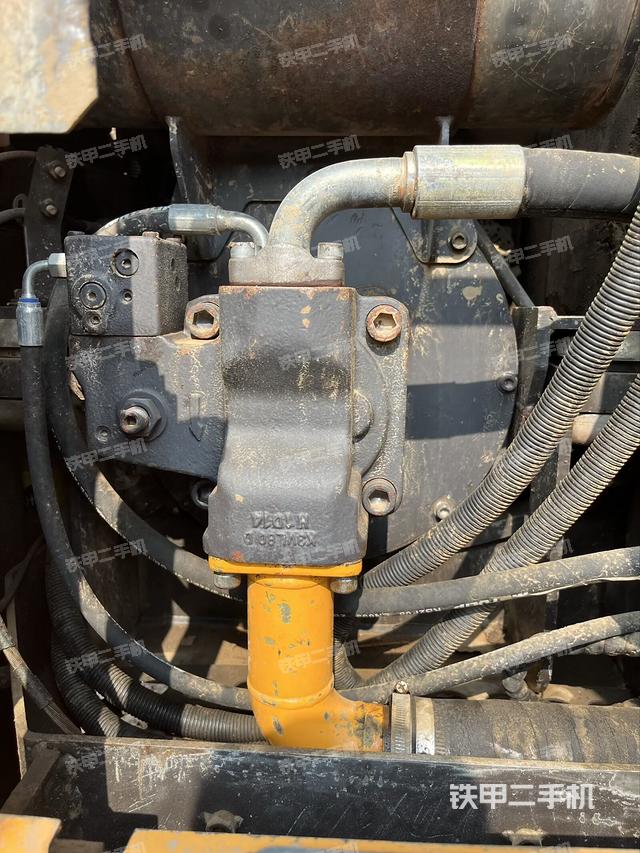 液壓泵艙室正面整體（整機外觀）