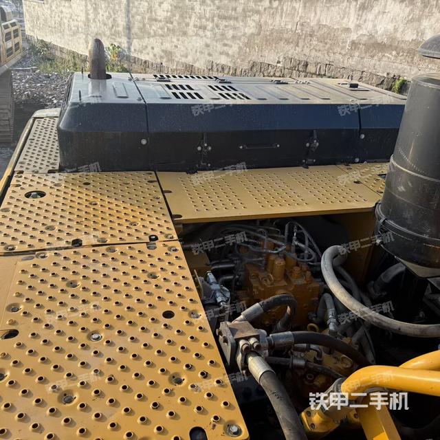 驾驶室顶部(整机外观) 驾驶室顶部(整机外观)