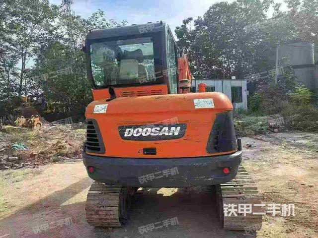 驾驶室顶部(整机外观) 驾驶室顶部(整机外观)