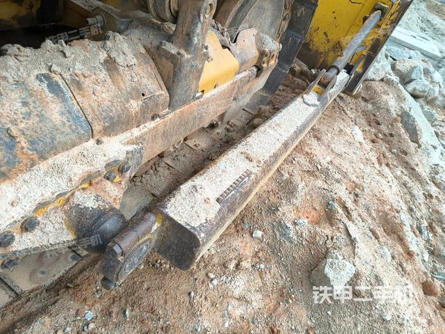 左侧履带全景(推土机底盘及工作装置) 左侧履带全景(推土机底盘及工作装置)