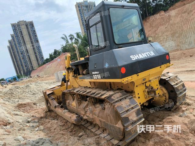 左后45°(推土机整车外观) 左后45°(推土机整车外观)