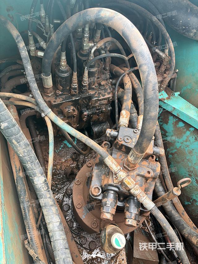 回转马达和主控阀（整机外观）