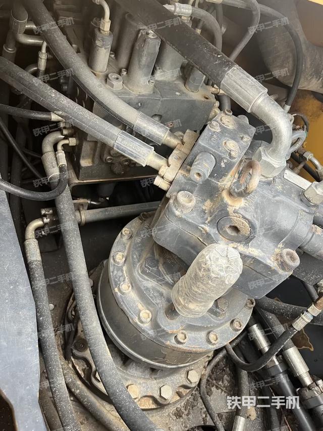 回转马达和主控阀(整机外观) 回转马达和主控阀(整机外观)