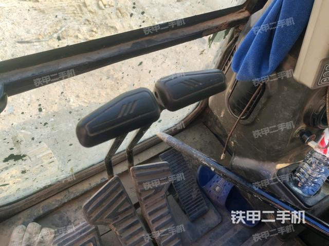 行走控制手柄和踏板?俯拍(駕駛室部分) 行走控制手柄和踏板?俯拍(駕駛室部分)