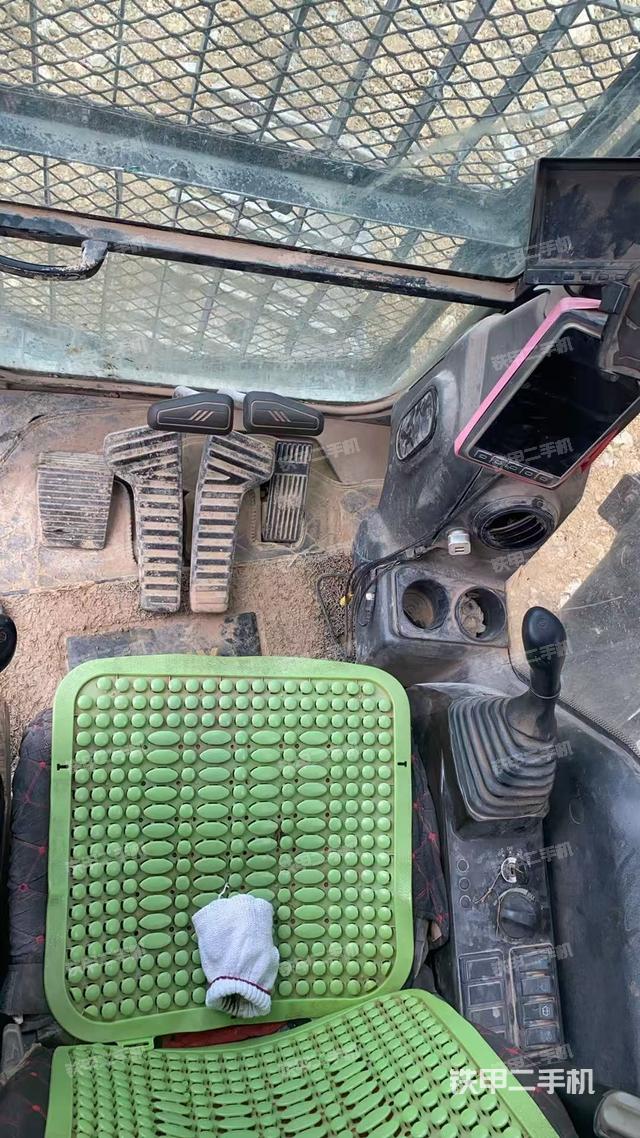 駕駛室整體(整機(jī)外觀) 駕駛室整體(整機(jī)外觀)