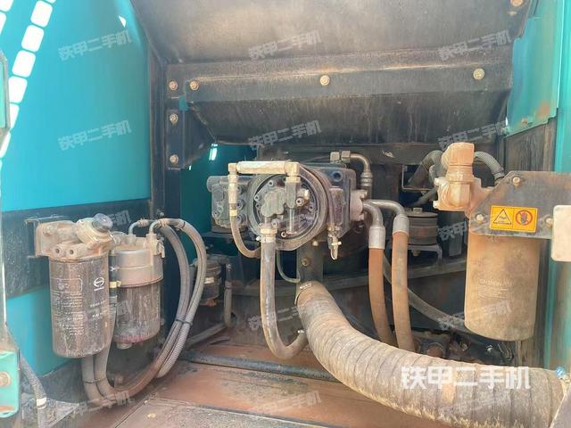 液压泵舱室正面整体(整机外观) 液压泵舱室正面整体(整机外观)