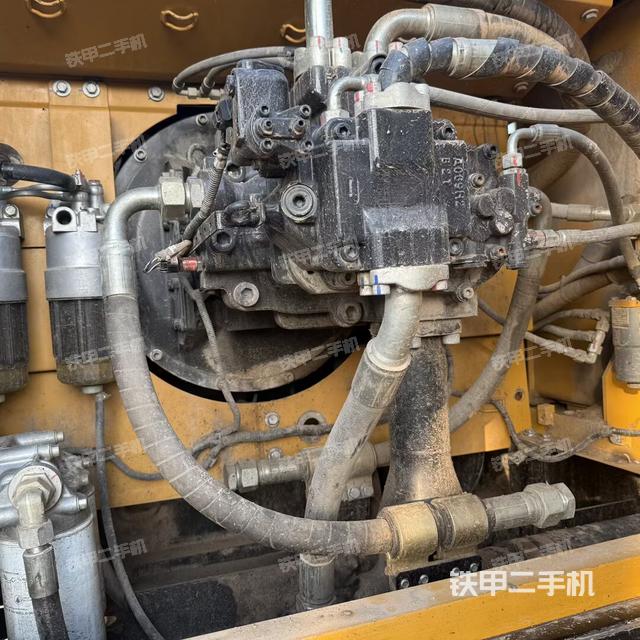 液压泵舱室正面整体(整机外观) 液压泵舱室正面整体(整机外观)