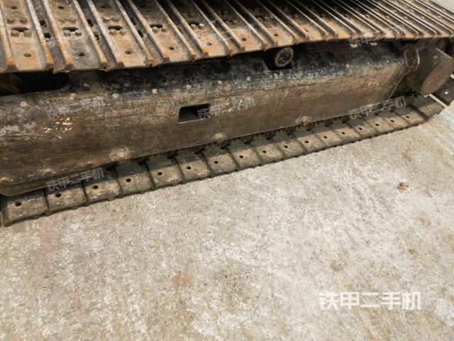 单侧履带整体(整机外观) 单侧履带整体(整机外观)
