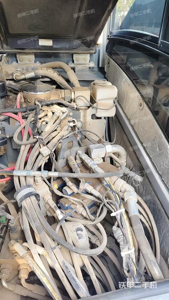 回轉(zhuǎn)馬達(dá)和主控閥（整機(jī)外觀）