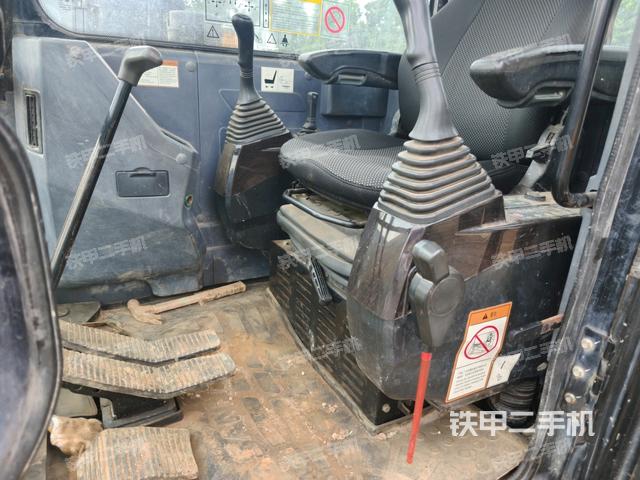 行走控制手柄和踏板?俯拍（駕駛室部分）