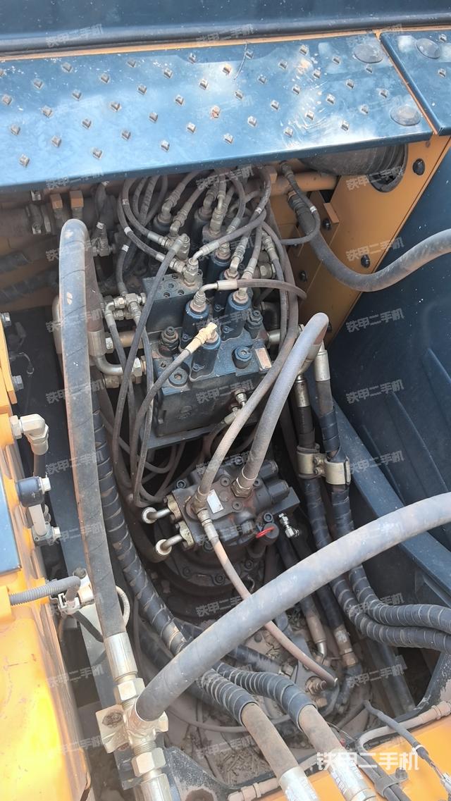 回转马达和主控阀（整机外观）