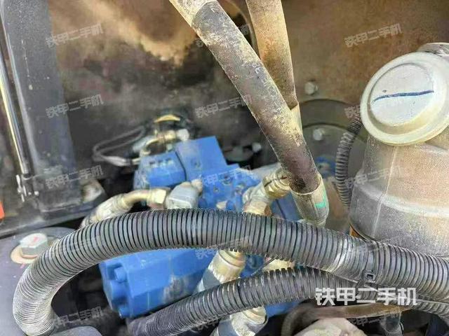 液压泵舱室正面整体(整机外观) 液压泵舱室正面整体(整机外观)