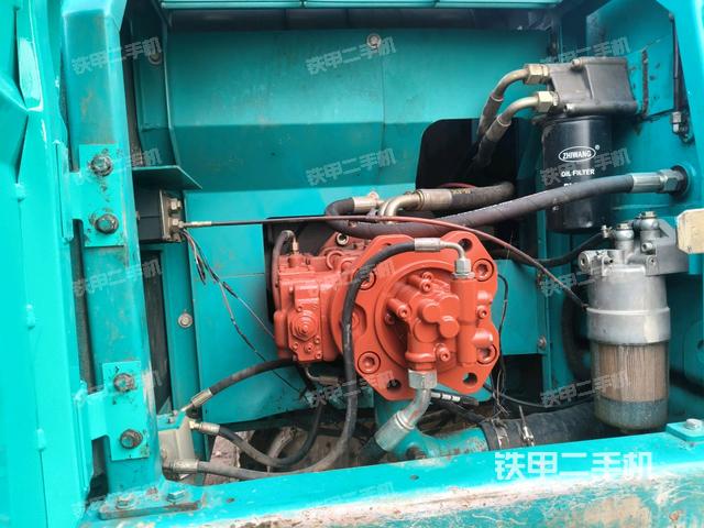 液壓泵艙室正面整體(整機外觀) 液壓泵艙室正面整體(整機外觀)