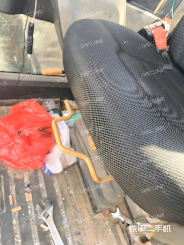 行走控制手柄和踏板 俯拍(驾驶室部分) 行走控制手柄和踏板 俯拍(驾驶室部分)
