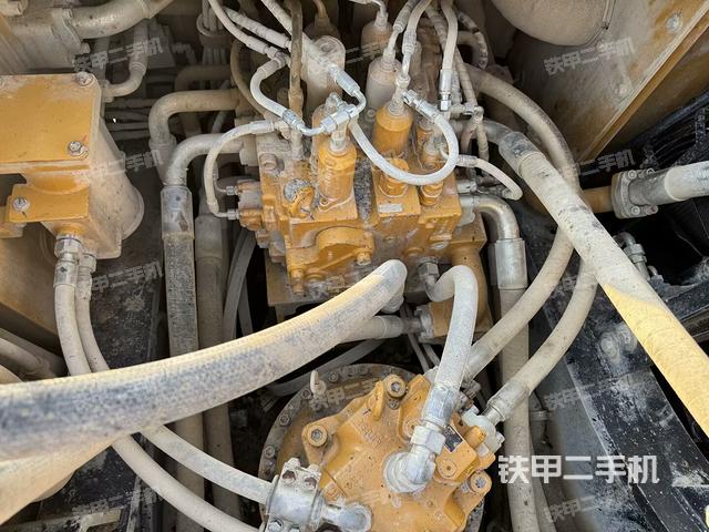 回转马达和主控阀(整机外观) 回转马达和主控阀(整机外观)