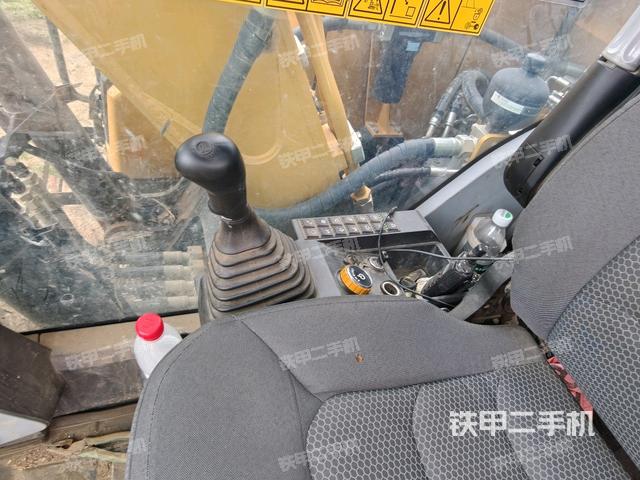 座椅右侧控制台/钥匙门/油门/含右手柄(驾驶室部分) 座椅右侧控制台/钥匙门/油门/含右手柄(驾驶室部分)