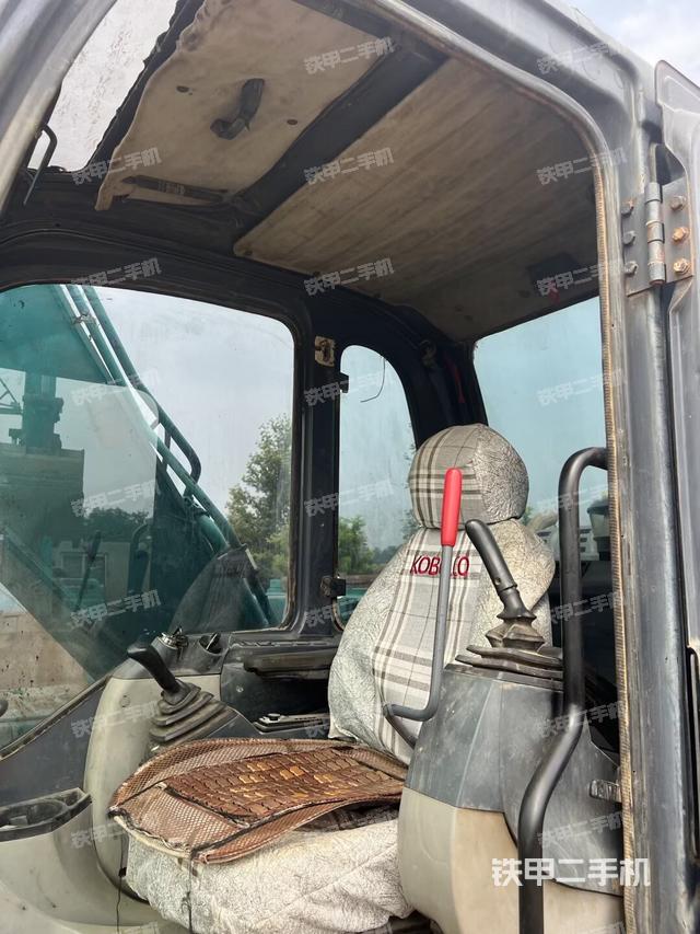 驾驶室顶部(整机外观) 驾驶室顶部(整机外观)