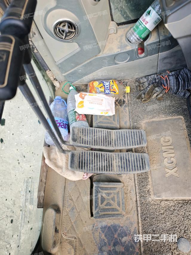 行走控制手柄和踏板 俯拍(驾驶室部分) 行走控制手柄和踏板 俯拍(驾驶室部分)