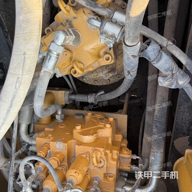 回转马达和主控阀(整机外观) 回转马达和主控阀(整机外观)