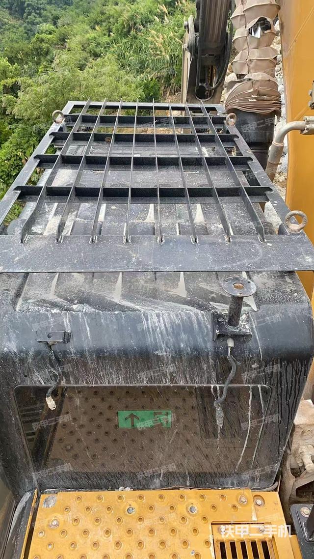 駕駛室頂部(整機(jī)外觀) 駕駛室頂部(整機(jī)外觀)
