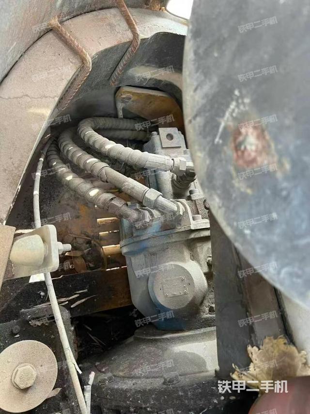 液压泵舱室正面整体(整机外观) 液压泵舱室正面整体(整机外观)