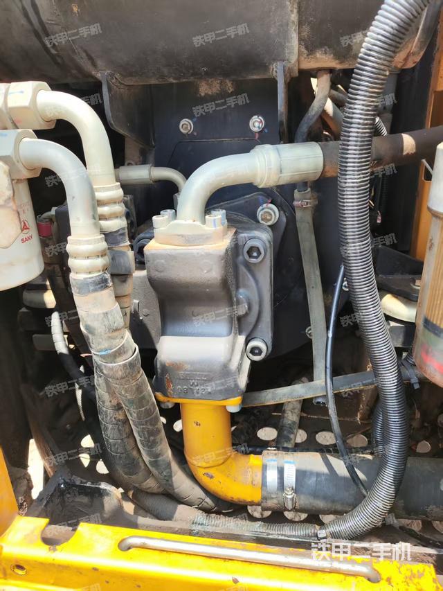 液壓泵艙室正面整體(整機外觀) 液壓泵艙室正面整體(整機外觀)