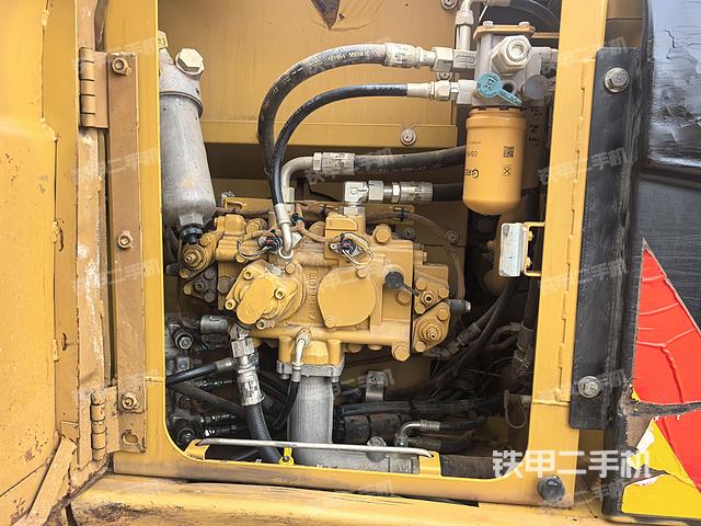 液压泵舱室正面整体（整机外观）