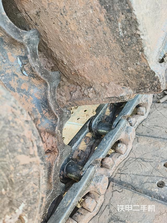 单侧履带整体(整机外观) 单侧履带整体(整机外观)