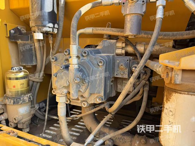 液压泵舱室正面整体(整机外观) 液压泵舱室正面整体(整机外观)