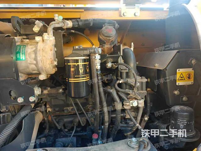 液压泵舱室正面整体(整机外观) 液压泵舱室正面整体(整机外观)