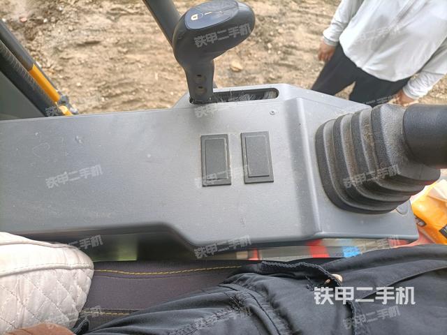 座椅左侧控制台/音响/含左手柄(驾驶室部分) 座椅左侧控制台/音响/含左手柄(驾驶室部分)
