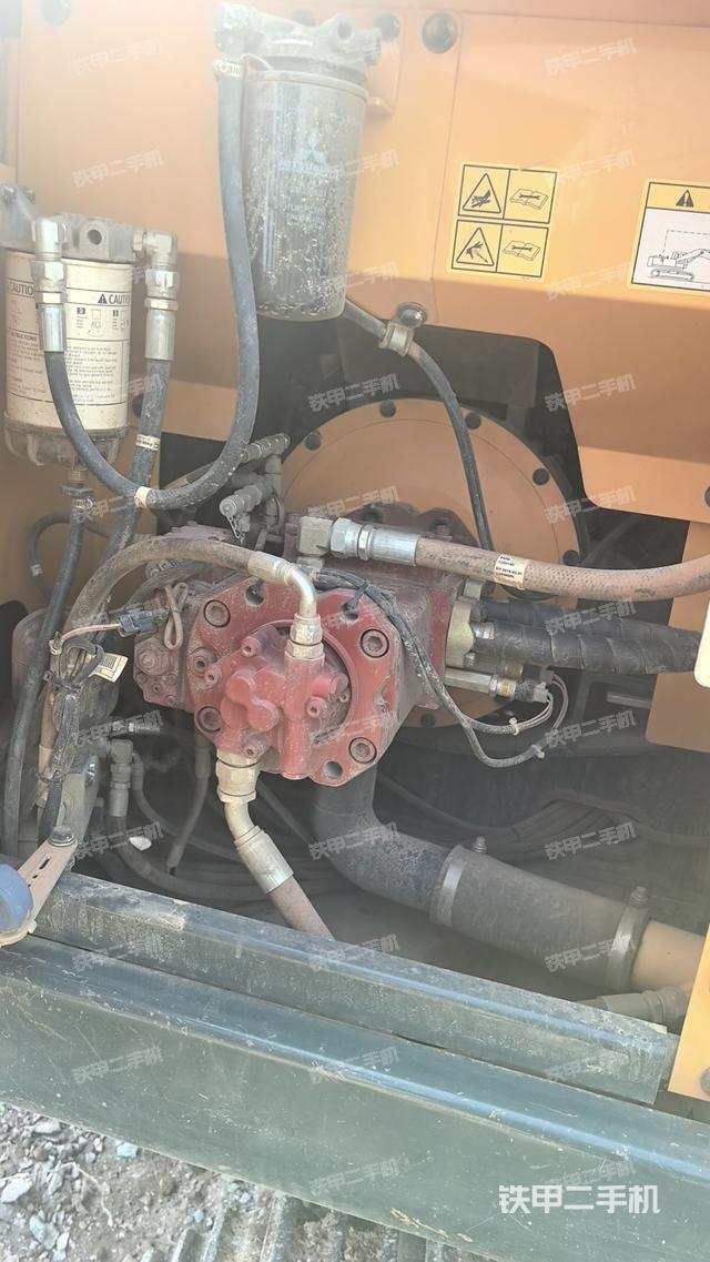 液压泵舱室正面整体（整机外观）