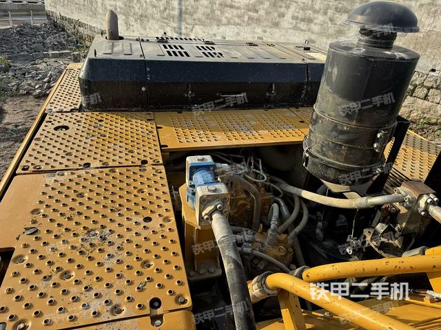 驾驶室顶部(整机外观) 驾驶室顶部(整机外观)