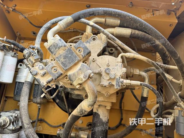 液压泵舱室正面整体(整机外观) 液压泵舱室正面整体(整机外观)