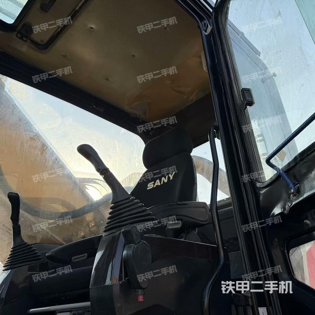 驾驶室整体(整机外观) 驾驶室整体(整机外观)