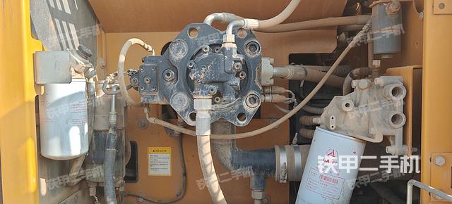 液压泵舱室正面整体（整机外观）