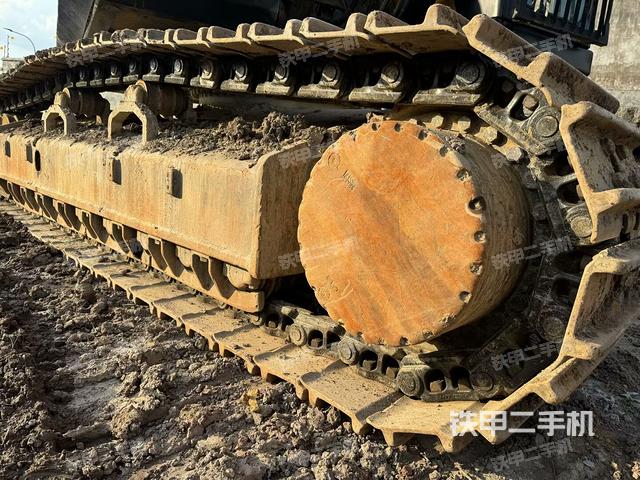 单侧履带整体(整机外观) 单侧履带整体(整机外观)