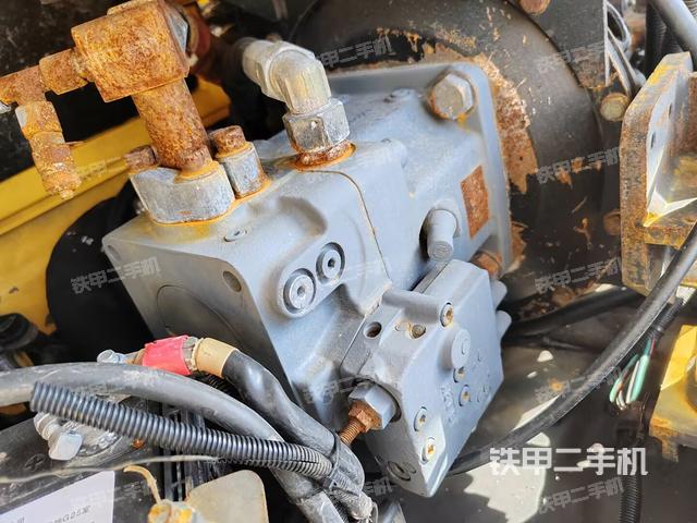 液壓泵艙室正面整體(整機外觀) 液壓泵艙室正面整體(整機外觀)