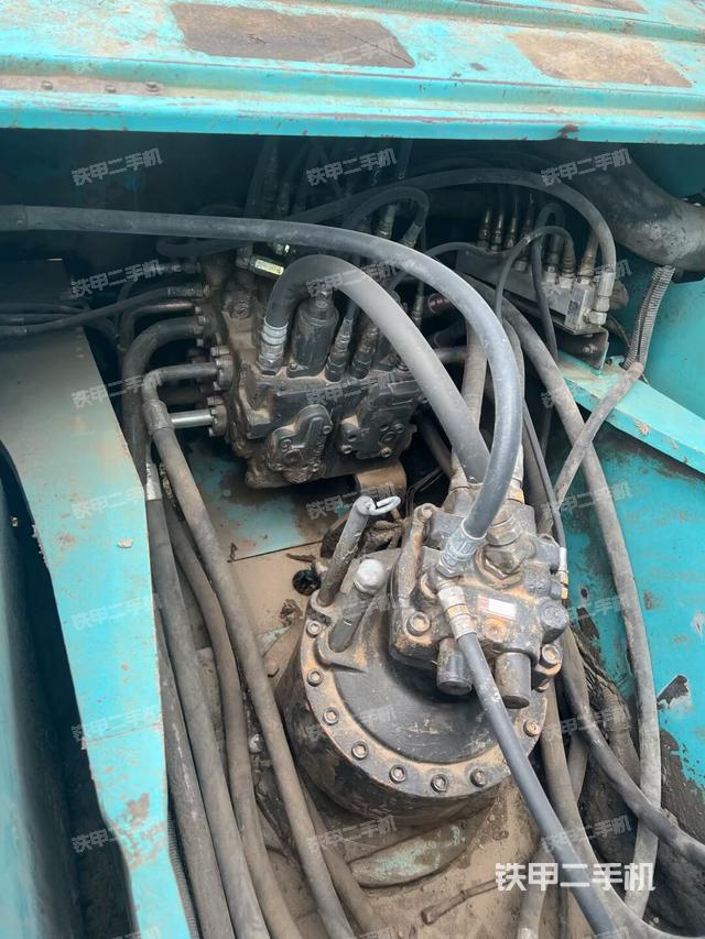 回转马达和主控阀(整机外观) 回转马达和主控阀(整机外观)