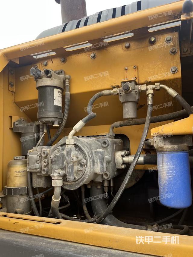 液压泵舱室正面整体(整机外观) 液压泵舱室正面整体(整机外观)