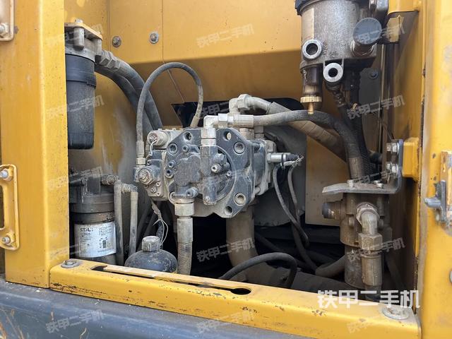 液壓泵艙室正面整體(整機外觀) 液壓泵艙室正面整體(整機外觀)