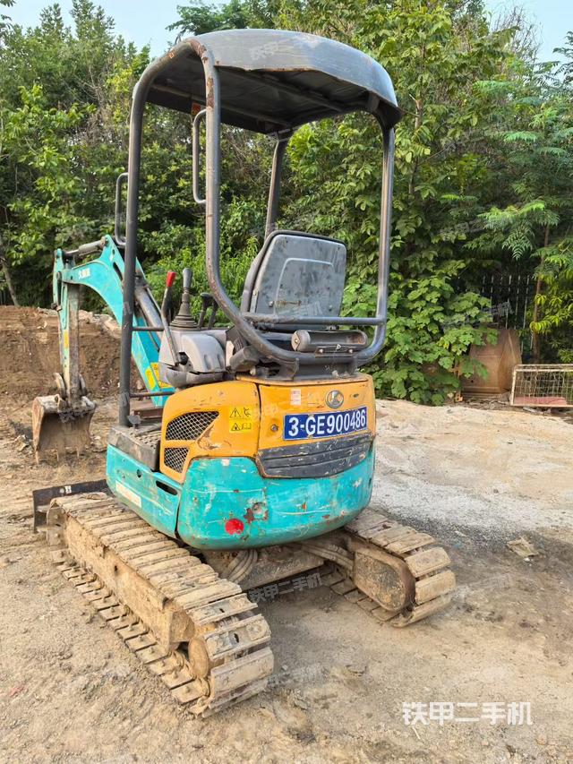 驾驶室顶部（整机外观）