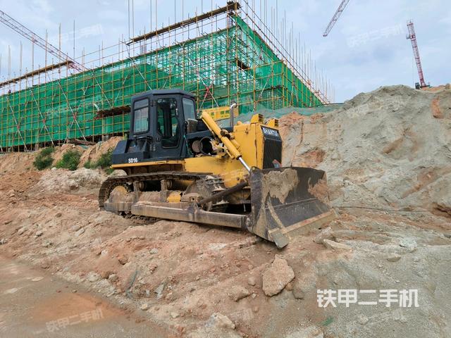 右前45°(推土机整车外观) 右前45°(推土机整车外观)