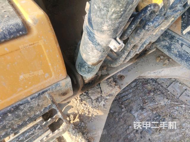 鏟斗右后整體(工作和回轉(zhuǎn)裝置) 鏟斗右后整體(工作和回轉(zhuǎn)裝置)