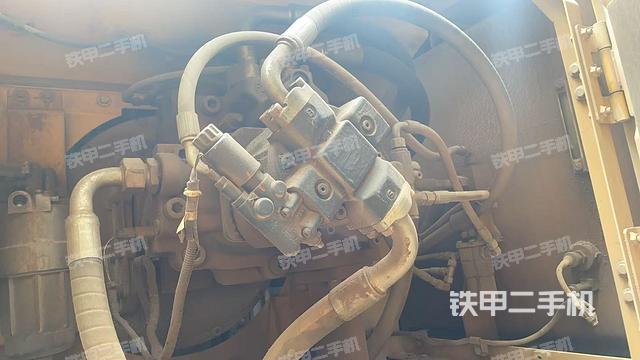 液壓泵艙室正面整體(整機(jī)外觀) 液壓泵艙室正面整體(整機(jī)外觀)
