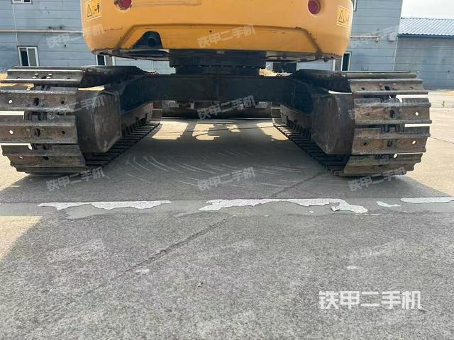 驾驶室顶部(整机外观) 驾驶室顶部(整机外观)